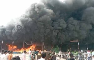 सब्जी मंडी में भीषण आग: लाखों का नुकसान, फायर ब्रिगेड की दमकल कर रही आग बुझाने के प्रयास