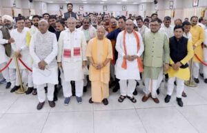 गोपाष्टमी पर मुख्यमंत्री आवास पहुंचे गन्ना किसान, गन्ना मूल्य बढ़ाने पर किया सीएम योगी का अभिनंदन
