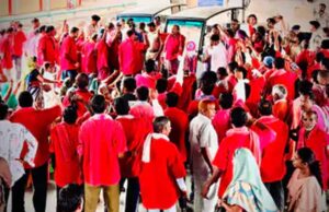 रायपुर रेलवे स्टेशन पर कुलियों का विरोध प्रदर्शन, बैटरी गाड़ियों के खिलाफ उतरे लोग