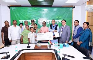 हेमंत सोरेन से शहीद आरक्षी सुनील कुमार राम और संतन कुमार मेहता के परिवारों की मुलाकात, CM ने दिया 1 करोड़ का चेक