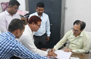 कलेक्टर ने किया जिला कोषालय का निरीक्षण