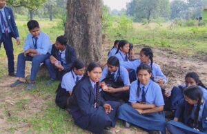 शिक्षिका के खिलाफ छात्रों का धरना : आरोप – तीन सालों से कर रही मानसिक प्रताड़ना, प्रभावशाली रिश्तों का डर दिखाती हैं