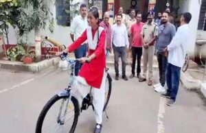 छात्रा की टूटी साइकिल लेकर पहुंची थाने, इंस्पेक्टर ने दिल जीत लिया — नई साइकिल कर दी भेंट