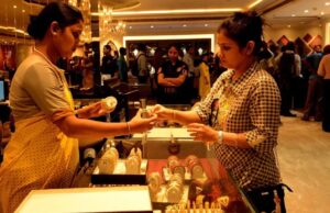 धनतेरस पर 50 हजार करोड़ की खरीदारी का अनुमान, गहनों से ज्यादा बढ़ा सिक्कों का क्रेज