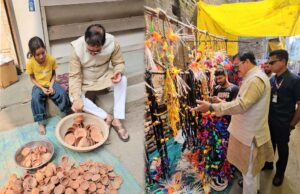 मंत्री टेटवाल ने स्थानीय कुम्हारों द्वारा बनाए गए दियों को खरीद कर वोकल फॉर लोकल का दिया संदेश