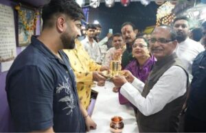 धनतेरस पर मामा का ह्यूमर! चांदी का सिक्का देखकर बोले – ‘महंगा है तो छोटा ले लेते हैं’
