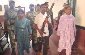 नक्सलियों का आत्मसमर्पण: 2 महिलाएँ समेत 3 ने किया आत्मसमर्पण, हर एक पर 1 लाख रुपए का इनाम