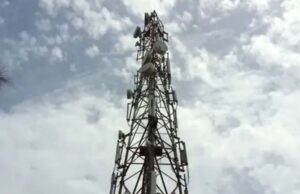झारखंड: नक्सलियों ने मोबाइल टावर उड़ाया, ग्रामीणों में दहशत और इलाके में नारेबाजी