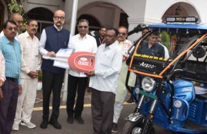 राज्यपाल डेका ने सरस्वती शिक्षा संस्थान को प्रदान किए चार ई-रिक्शे