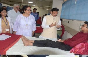 उप मुख्यमंत्री शुक्ल ने हमीदिया अस्पताल में कार्बाइड गन से प्रभावित युवाओं एवं बच्चों का हाल जाना