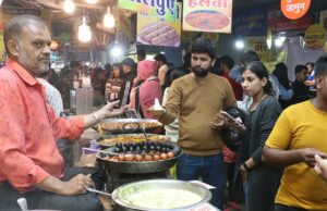 इंदौर : सराफा चौपाटी में परंपरागत व्यंजनों की दुकानों को लेकर निगम की बैठक, सैंडविच और चाइनिज स्टॉल पर उठे सवाल