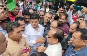 किसानों की मांगों पर कांग्रेस ने रोकी शिवराज की गाड़ी, पूर्व सीएम के अंदाज ने जीता दिल