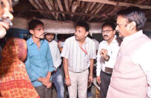 उप मुख्यमंत्री शुक्ल ने आमला में पीड़ित परिवारों से मुलाकात कर दी सांत्वना