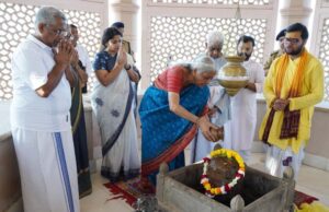 अयोध्या में वित्त मंत्री निर्मला सीतारमण ने परिवार संग उतारी प्रभु श्रीरामलला की आरती