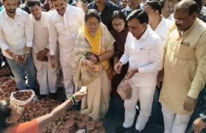 उप मुख्यमंत्री देवड़ा ने इंदौर राजवाड़ा बाजार से खरीदे मिट्टी के दीपक