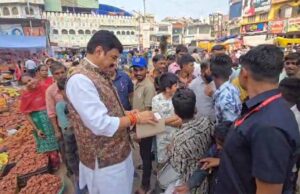 लोकल फॉर वोकल को बढ़ावा देने खाद्य मंत्री सपरिवार खरीदी करने पहुंचे बाजार
