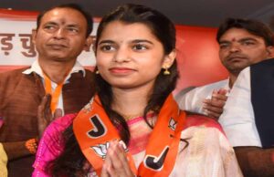 तेजस्वी यादव पर मैथिली ठाकुर का वार: हर परिवार को नौकरी निकला झूठा वादा!