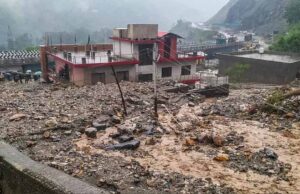 नेपाल में भारी बारिश का कहर: भूस्खलन और बाढ़ से 51 की मौत, सैकड़ों फंसे यात्री