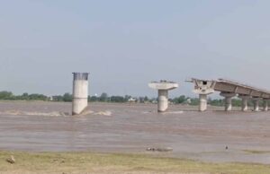 चिनाब के किनारे अधूरा पुल बना खतरा: एक ओर पाकिस्तान की गोलियां, दूसरी ओर बाढ़ का डर