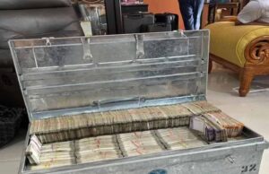 CBI की बड़ी कार्रवाई: 10 लाख रुपये लेते रंगे हाथों पकड़ा गया सरकारी अफसर, घर से बरामद हुआ पेटी भर पैसा!