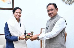 वर्ल्ड कप विजेता भारतीय महिला क्रिकेट टीम की फिजियोथेरेपिस्ट आकांक्षा सत्यवंशी ने मुख्यमंत्री से की मुलाकात