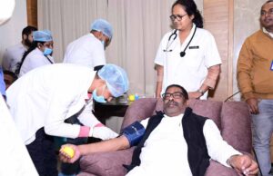 मेगा ब्लड डोनेशन कैंप का शुभारंभ: CM हेमंत सोरेन ने रक्तदान कर दिया जनसेवा का संदेश