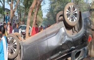 तेज रफ्तार कार ने बस स्टॉप पर इंतजार कर रहे ग्रामीणों को मारी टक्कर, एक की मौत, मां-बेटी गंभीर