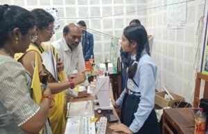 पीएम श्री स्कूल की छात्रा ने बनाया एआई रोबोट — अब गणित, अंग्रेजी और हर विषय के सवालों के देगा जवाब