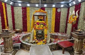 उज्जैन के छात्रों का अनोखा स्टार्टअप: बाबा महाकाल के फूलों से बना रहे इको-फ्रेंडली प्रोडक्ट्स