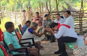 रायपुर : नक्सल लीडरों के परिजनों से मुलाकात कर उपमुख्यमंत्री ने की पुनर्वास की अपील