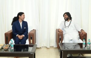रायपुर : भारतीय महिला क्रिकेट टीम की फिजियोथैरेपिस्ट आकांक्षा सत्यवंशी ने की मंत्री एवं सतनामी समाज के गुरु खुशवंत साहेब से सौजन्य भेंट