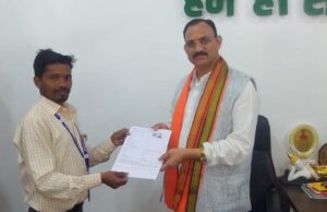 रायपुर : स्वास्थ्य मंत्री श्याम बिहारी जायसवाल को बीएलओ ने सौंपा ईएफ फॉर्म