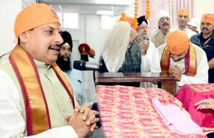 केसरिया पगड़ी में मोहन यादव ने गुरुनानक जयंती पर गुरुद्वारा में दी श्रद्धांजलि, सिक्खों के बलिदान को किया याद