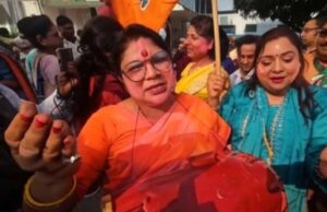 पटना में JDU कार्यालय के बाहर महिलाओं का धमाकेदार डांस, बोलीं– अब बहेगी विकास की गंगा