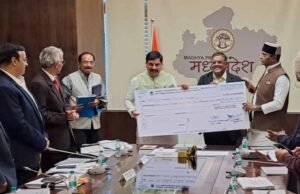 अपेक्स बैंक ने मुख्यमंत्री को सौंपा 4.27 करोड़ का लाभांश, सहकारिता विभाग की समीक्षा बैठक में हुआ हस्तांतरण