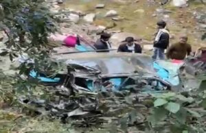 कैंची धाम के पास भीषण सड़क हादसा: श्रद्धालुओं की स्कॉर्पियो खाई में गिरी, 3 की मौत, 5 घायल