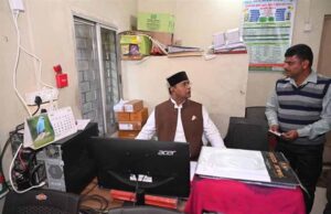 मंत्री सारंग ने पांढुर्णा के बोरगांव स्थित सेवा सहकारी समिति का किया औचक निरीक्षण