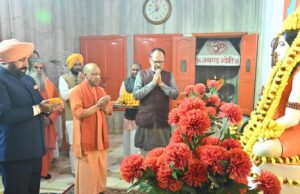 उत्तराखंड के राज्यपाल ने गोरखनाथ मंदिर में किया दर्शन-पूजन