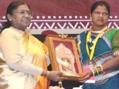 रायपुर : राष्ट्रपति द्रौपदी मुर्मु के हाथों हीराबाई झरेका बघेल राष्ट्रीय हस्तशिल्प पुरस्कार से सम्मानित