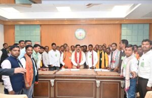 रायपुर में बस्तर संभाग के सरपंचों ने नए विधानसभा भवन में देखी लोकतांत्रिक प्रक्रिया