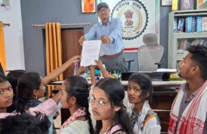 छात्रों ने SDM को सौंपा ज्ञापन, कॉलेज के रास्ते से शराब दुकान हटाने की मांग