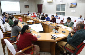 समाज में महिलाओं एवं बच्चों के स्वास्थ्य एवं शिक्षा में आंगनबाड़ी महत्वपूर्ण भूमिका निभाएं – संभागायुक्त सिंह