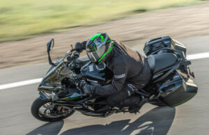 भारत में लॉन्च हुई 2026 Kawasaki Ninja 1100SX, कीमत 14.42 लाख रुपये, जानें फीचर्स