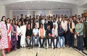रायपुर : कवर्धा में उत्कृष्ट चिकित्सा सेवाओं के लिए चिकित्सकों का आभार – उपमुख्यमंत्री विजय शर्मा