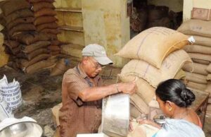 राशन वितरण में अनियमितता पर सख्त एक्शन, दो दुकानों की मान्यता रद्द, एक पर जुर्माना