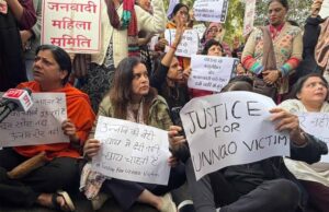 उन्नाव रेप केस: कुलदीप सेंगर की जमानत के खिलाफ दिल्ली हाईकोर्ट के बाहर महिलाओं का जोरदार प्रदर्शन