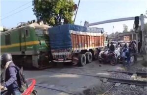 देवघर में भयानक रेल हादसा: खुला फाटक, ट्रेन से टकराया ट्रक