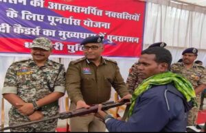 धमतरी में नक्सल उन्मूलन को बड़ी कामयाबी, IG के सामने 9 हार्डकोर नक्सलियों का सरेंडर; 47 लाख का था इनाम