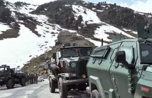 J-K में बड़ा हादसा: 200 फुट गहरी खाई में गिरी सेना की गाड़ी, 10 जवानों की मौत