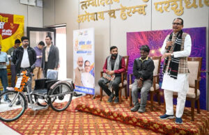दिव्यांग दोस्त को शिवराज ने भेंट की मोटराइज्ड ट्राईसाइकिल, विदिशा में किया वादा निभाया